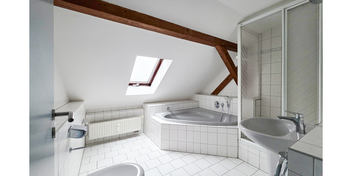 Eckbadewanne und Dusche - Tolle 3 Zimmer DG Wohnung mit Gartennutzung - Dachgeschoßwohnung Gera Ostviertel | Angebot:27365789
