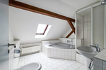 Eckbadewanne und Dusche - Tolle 3 Zimmer DG Wohnung mit Gartennutzung - Dachgeschoßwohnung Gera Ostviertel | Angebot:27365789