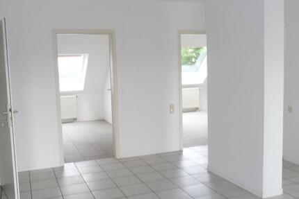 Gepflegte 3-Zimmer-DG-Wohnung, Tel.: 0171 8310089 3 zimmer