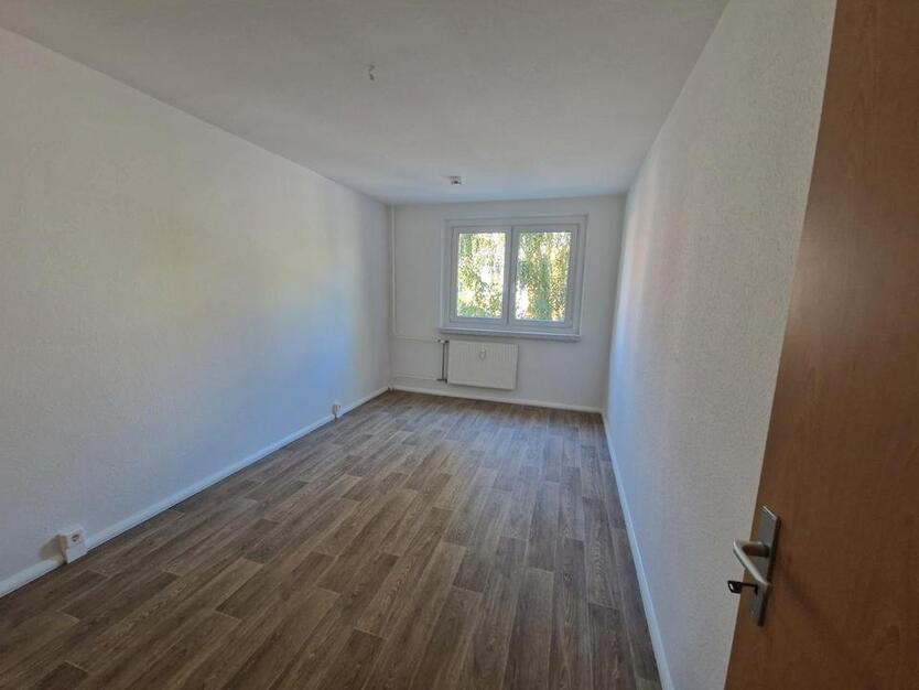 **FAMILIEN WILLKOMMEN**4-Zimmer-Wohnung Balkon 1.Etage Bad mit Wanne ab sofort