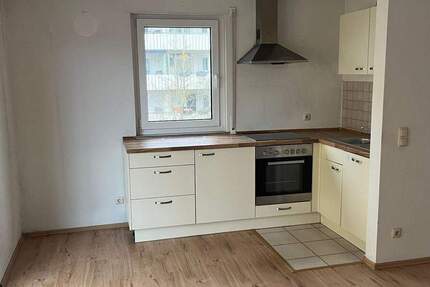 Sehr hübsche 1 12 Zimmer-Wohnung im 1. OG (Aufzug) mit Einbauküche, Balkon und Tiefgaragen-Stellplatz 1 zimmer