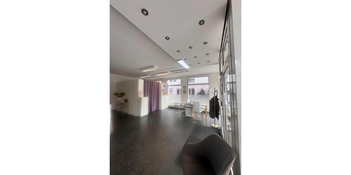 Teilfläche im Friseursalon in Kornwestheim zu zimmer