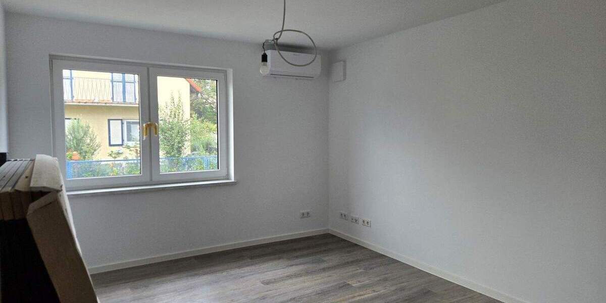 Doppelhaushälfte kernsaniert und energieeffizient mit Garage und Stellplätzen in Römerberg 3 zimmer