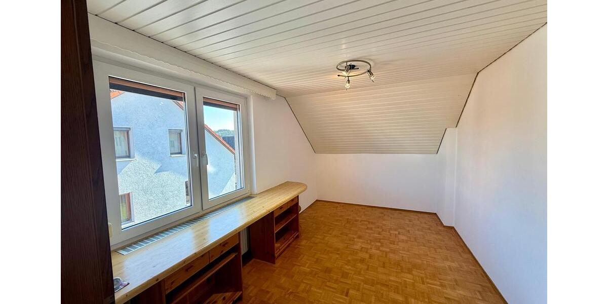 Dachgeschoßwohnung Langensendelbach - 3 Zimmer, 77 m&sup2;, 750&euro; | Angebot:26025723