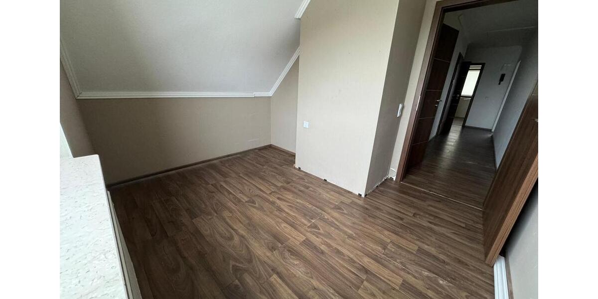 Etagenwohnung Lengede - 7 Zimmer, 151 m&sup2;, 1.200&euro; | Angebot:26181080