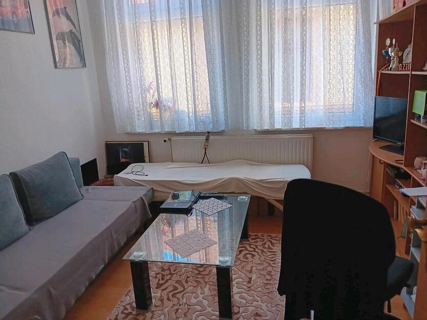 Ein Zimmer zu vermieten