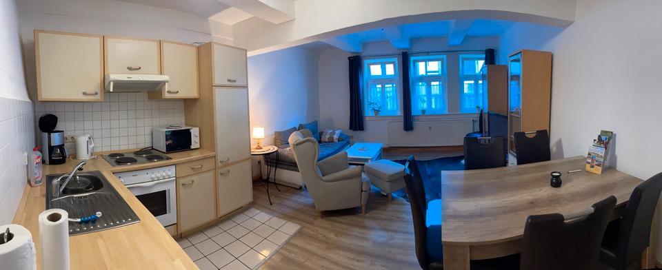 Schöne möblierte EinraumWohnung mit Bad und Abstellraum
