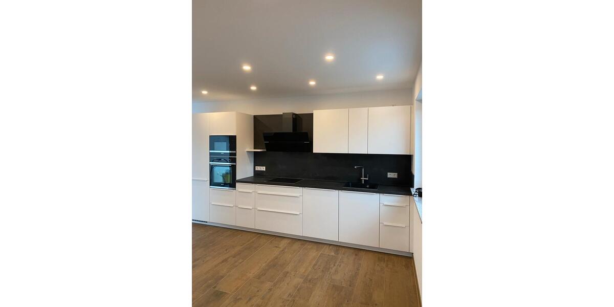 Moderne Dachgeschosswohnung mit Loggia, Einbauküche + Stellplätze zimmer