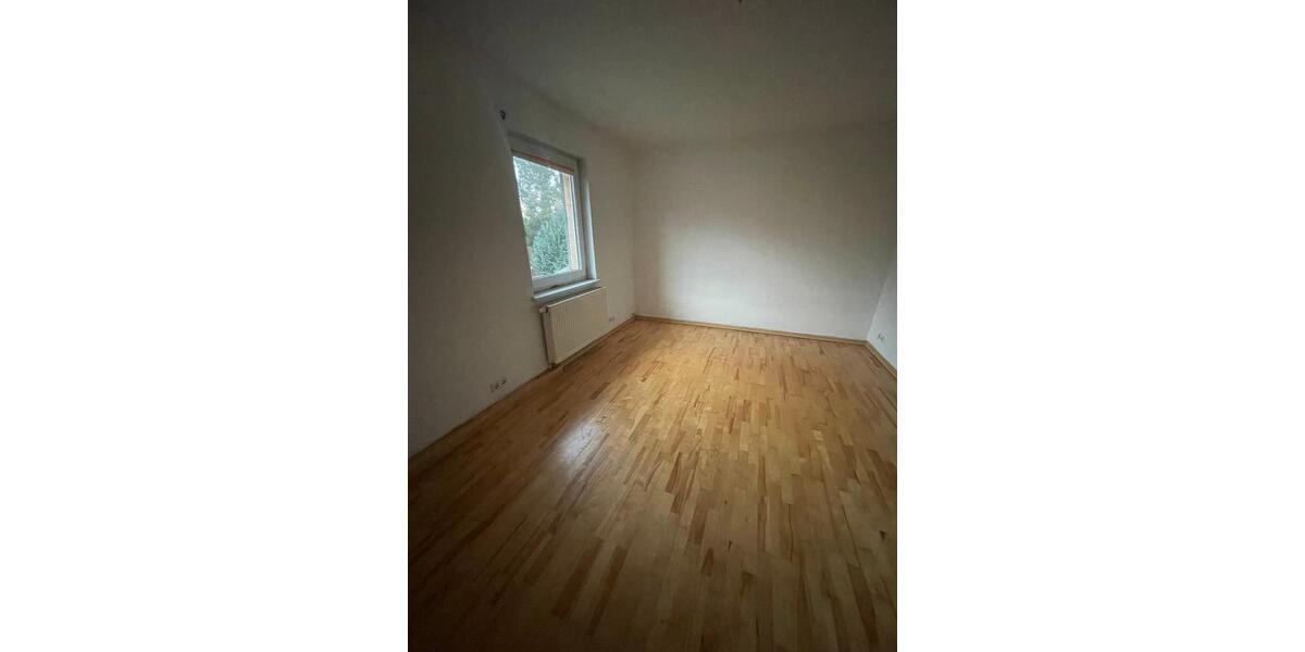 Wohnhaus renovierungsbedürftig mit großem Garten. Kaltmiete 6 zimmer