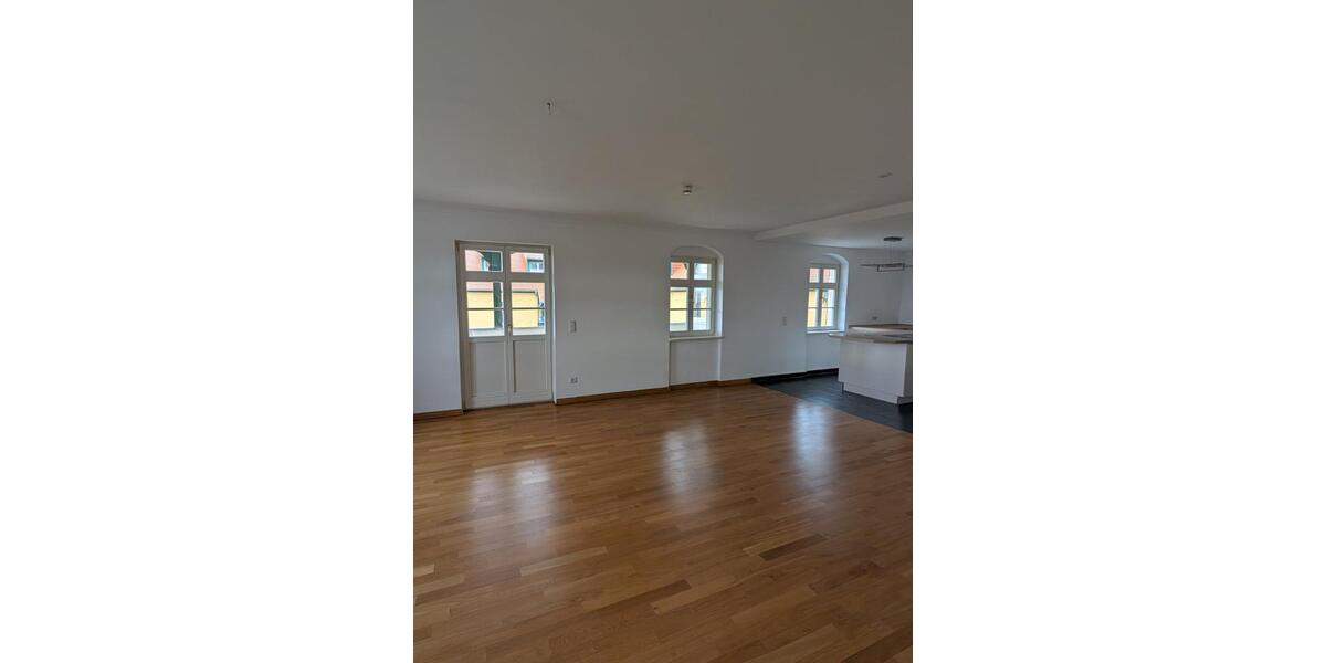 Etagenwohnung Radebeul - 3 Zimmer, 151 m&sup2;, 1.950&euro; | Angebot:25120921