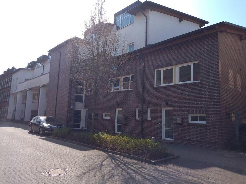 3 Zimmer, Küche, Wannenbad mit Dusche, Gäste-WC, Dachterrasse und Kellerteil