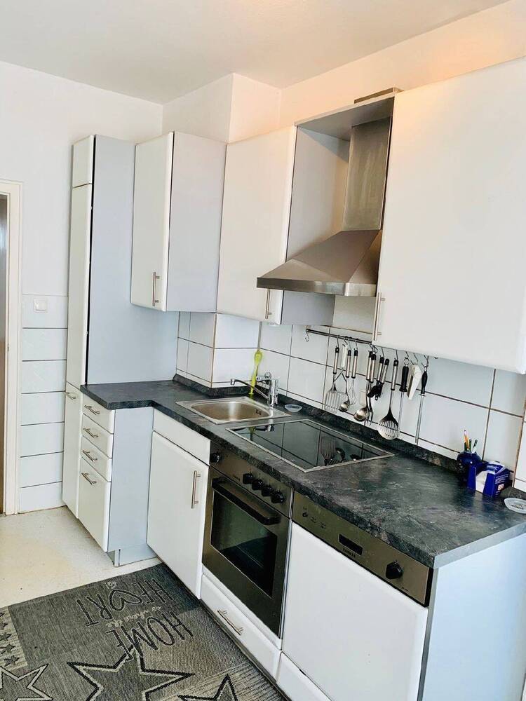 Renovierte 2-Zimmer-Wohnung mit 2 Balkonen 2 Stellpl. in Bestlage von D-Oberkassel