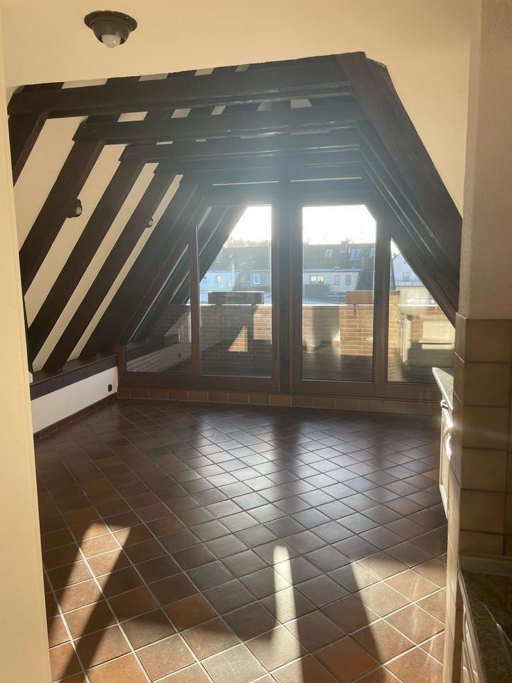 Gemütliche, zentrumsnahe 2 Zimmer Dachgeschosswohnung plus Garage zimmer