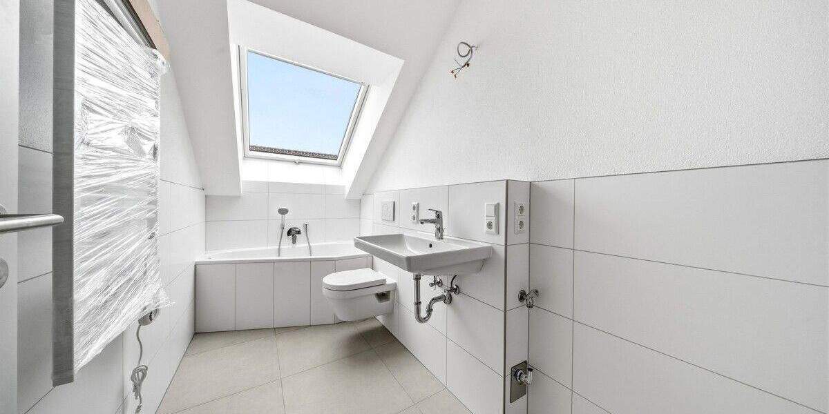 BLICKFANG: DG-Neubauwohnung mit 4 Zimmern, 2 Stellplätzen und Balkon mit wunderschöner Aussicht 4 zimmer