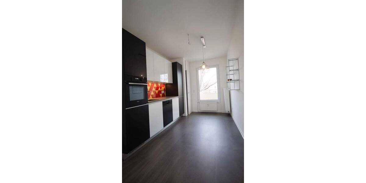 Schöne, sehr helle 4 Zimmer Wohnung in zentraler, ruhige Lage. 4 zimmer