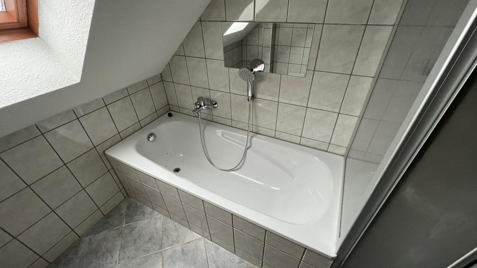 Dachgeschoßwohnung Werdau - 4 Zimmer, 80 m&sup2;, 500&euro; | Angebot:23808651