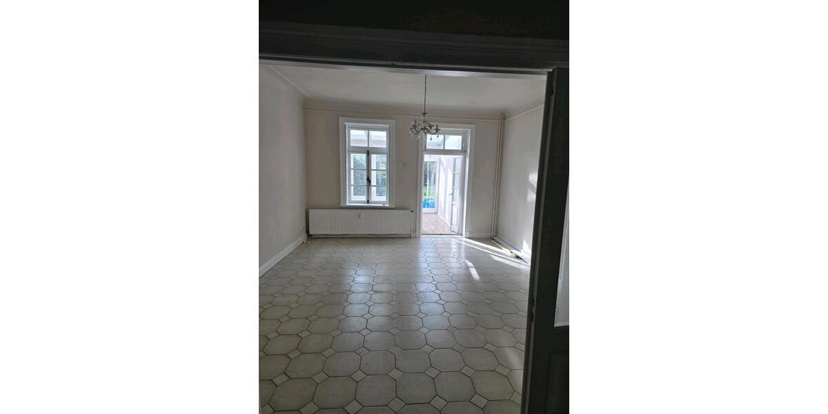 Erdgeschoßwohnung Pinneberg - 5 Zimmer, 150 m&sup2;, 2.300&euro; | Angebot:26381904
