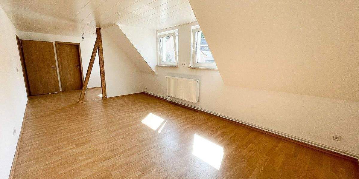 Frisch saniert - Dachgeschosswohnung auf dem Eichert zu vermieten 2 zimmer