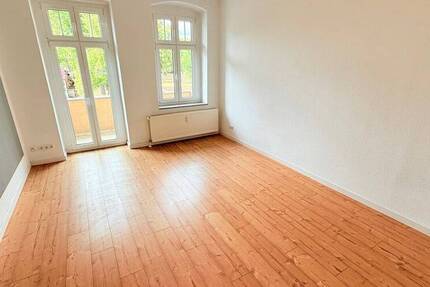 **Besichtigung: Fr. 18.07.25 um 18:20 Uhr** Renovierte Wohnung im schönen Altbau!