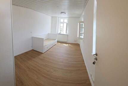 Haus Langen - 1 Zimmer, 250 m&sup2;, 550&euro; | Angebot:25659080