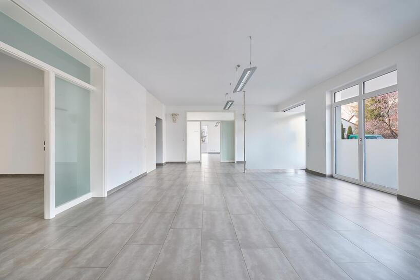 Vielfältig als Büro, Praxis, Physio usw. nutzbare Gewerbefläche im EG. Neuwertig und modern.