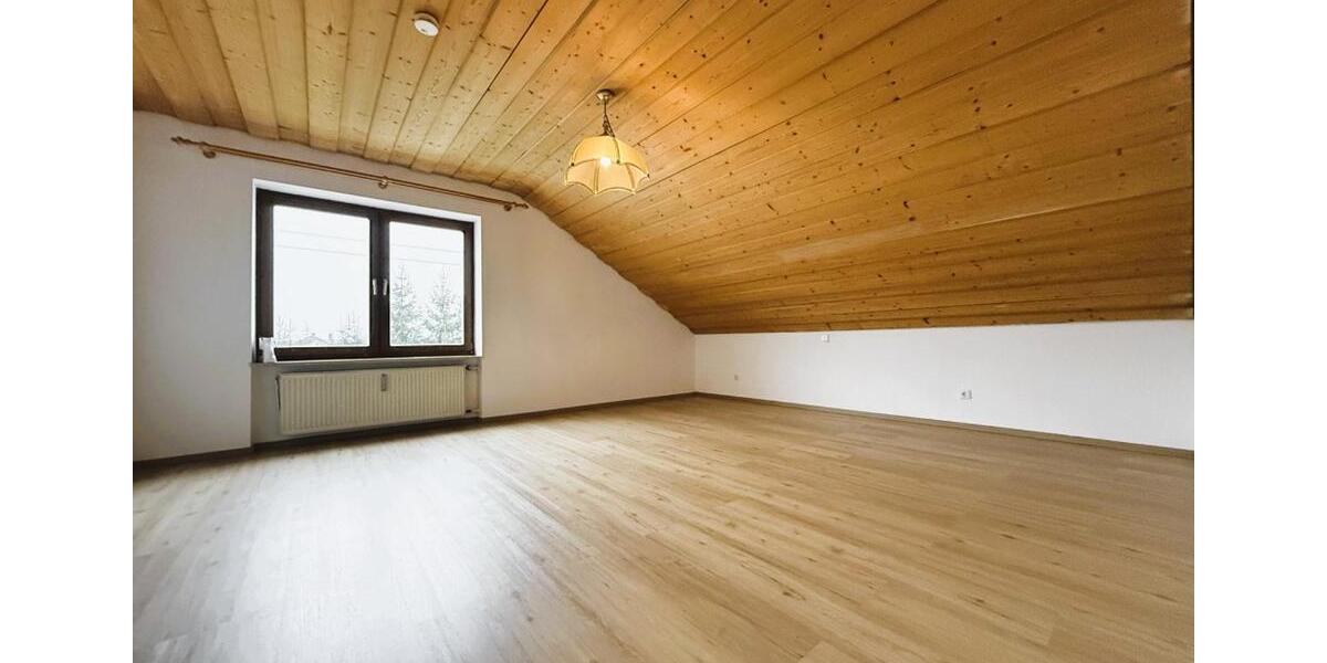 Dachgeschoßwohnung Wettstetten - 4 Zimmer, 180 m&sup2;, 1.350&euro; | Angebot:23847372