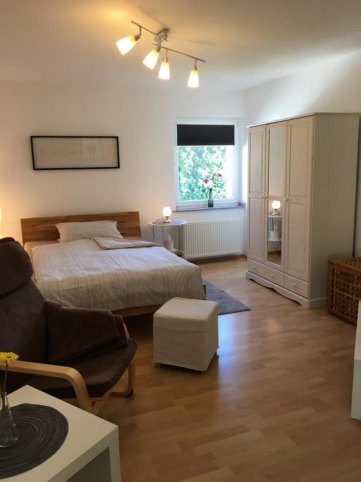 Schicke Wohnung gemütlich möbliert Balkon Stellplatz WLAN