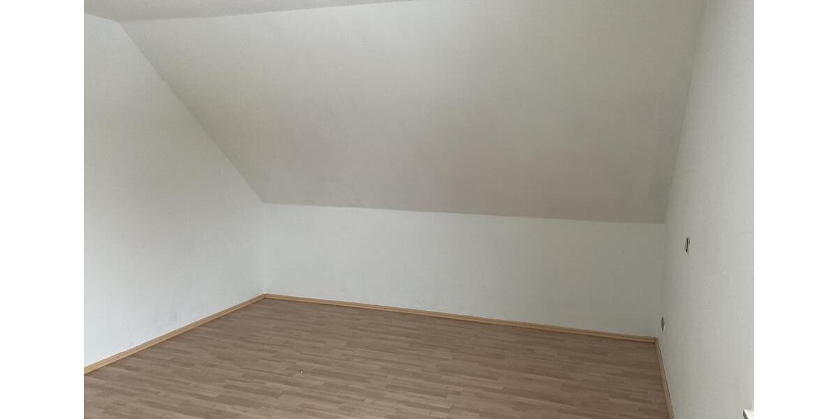 Dachgeschoßwohnung Bergneustadt - 3 Zimmer, 82 m&sup2;, 650&euro; | Angebot:24431077