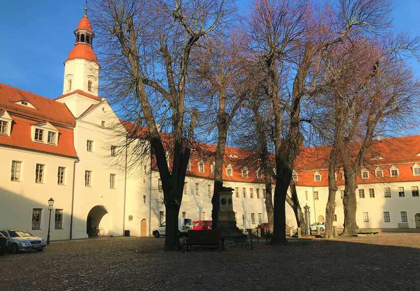 Für den gehobenen Anspruch -frisch renoviert. Gut geschnittene 4 Zimmer mit Balkon und Einbauküche!