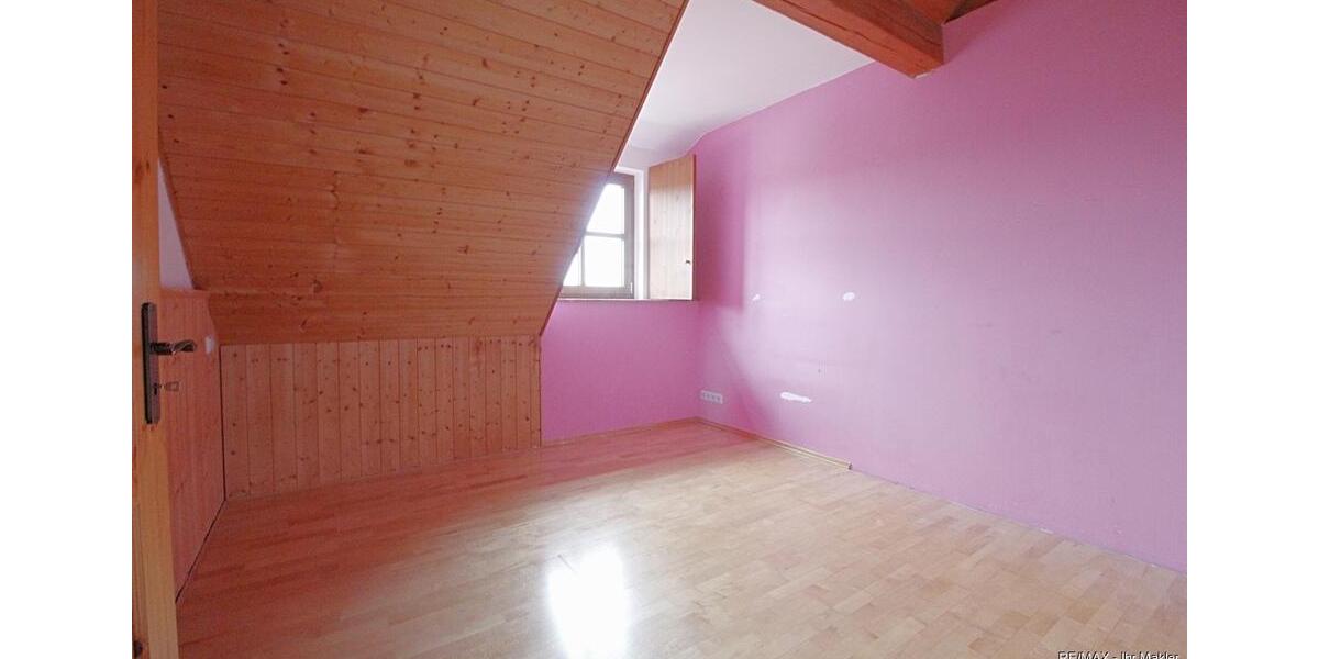 Etagenwohnung Roßtal - 4.5 Zimmer, 157 m&sup2;, 1.300&euro; | Angebot:26316253