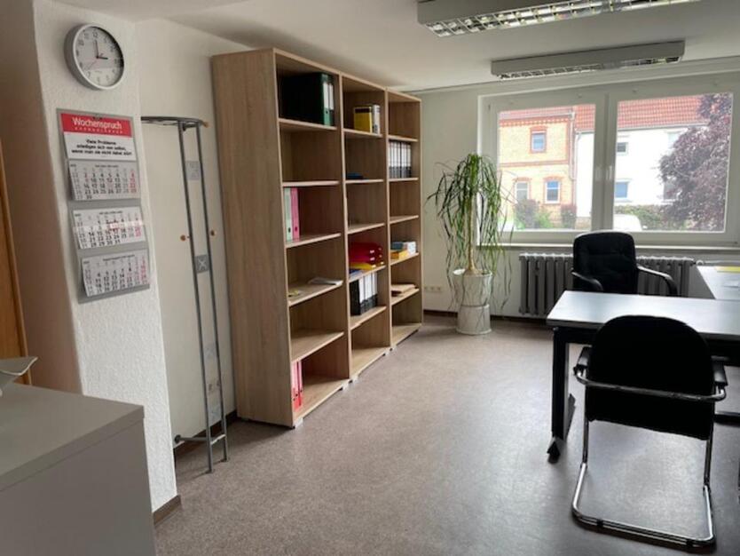 Büro mit Einrichtung sofort verfügbar Ca. 18 m² Schkopau zimmer