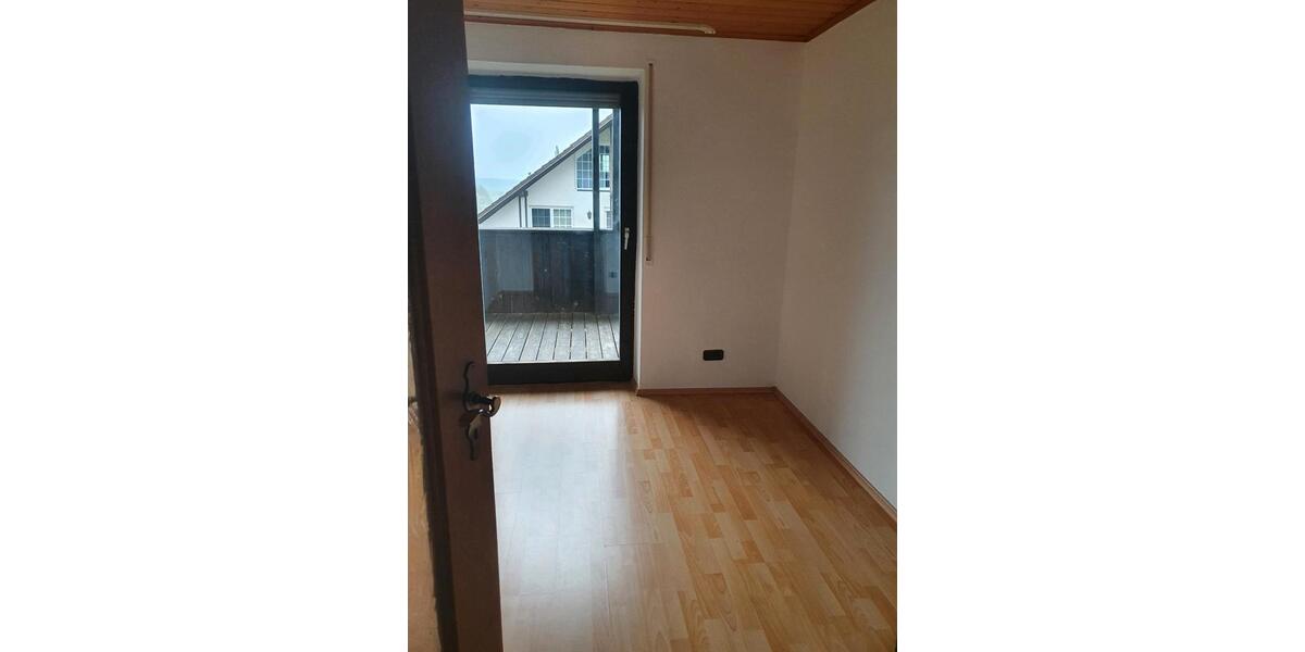Dachgeschoßwohnung Schnaittenbach - 4 Zimmer, 130 m&sup2;, 1.050&euro; | Angebot:26223709