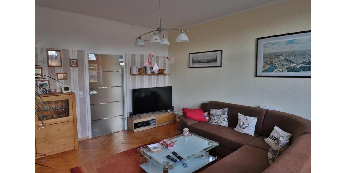 Schicke 4-Zimmer-Whg. im Erdgeschoss mit Balkon und PKW-Stellplatz 4 zimmer