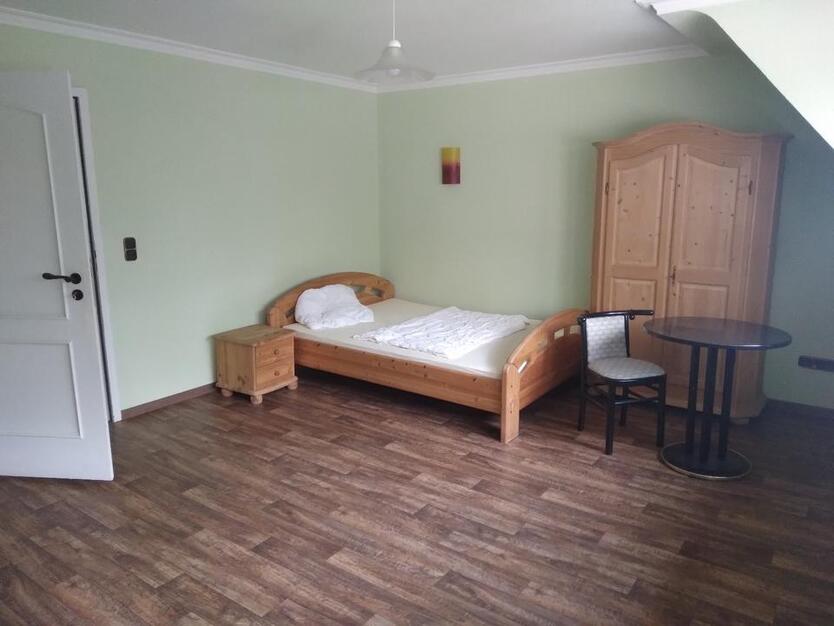 Großes Zimmer in Villa mit Garten am Waldrand zimmer