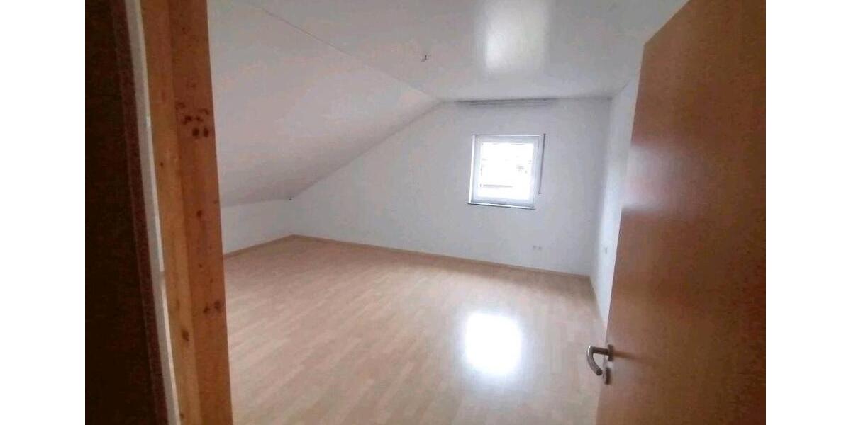 Dachgeschoßwohnung Langgöns - 3 Zimmer, 90 m&sup2;, 1.100&euro; | Angebot:26614041