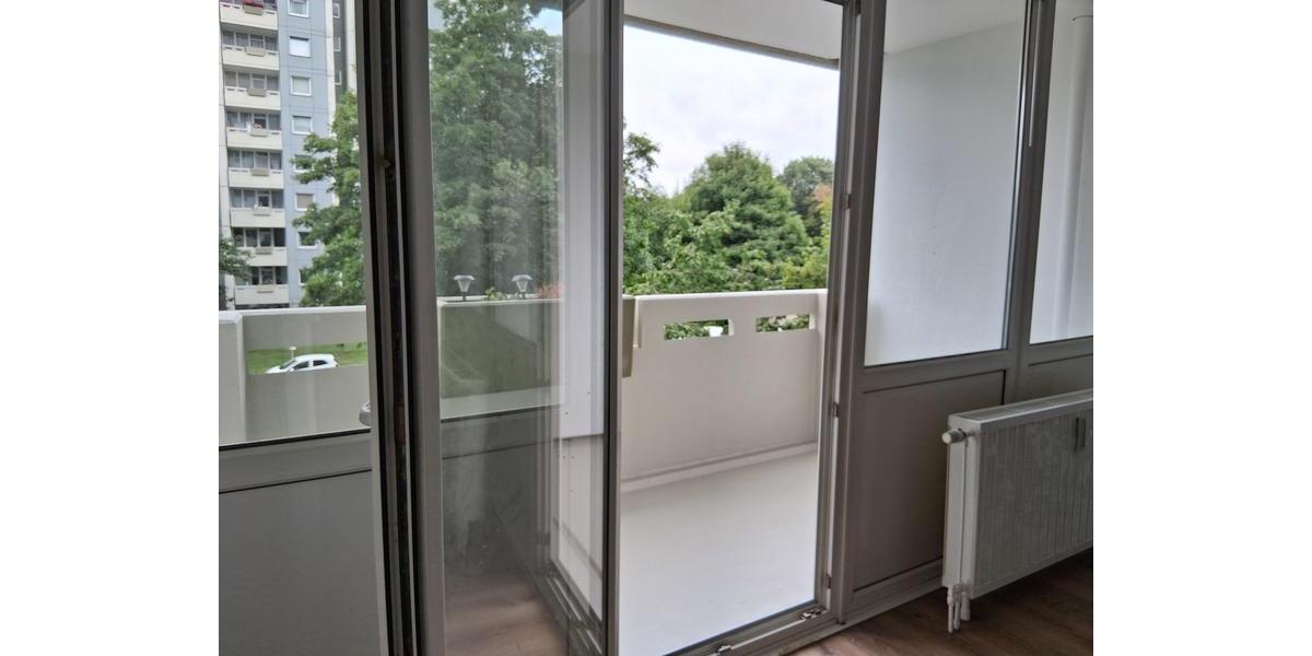 Familien-Wohnung mit 4 Zimmern, großen Balkon und separater Küche - nur mit WBS anzumieten!! 4 zimmer