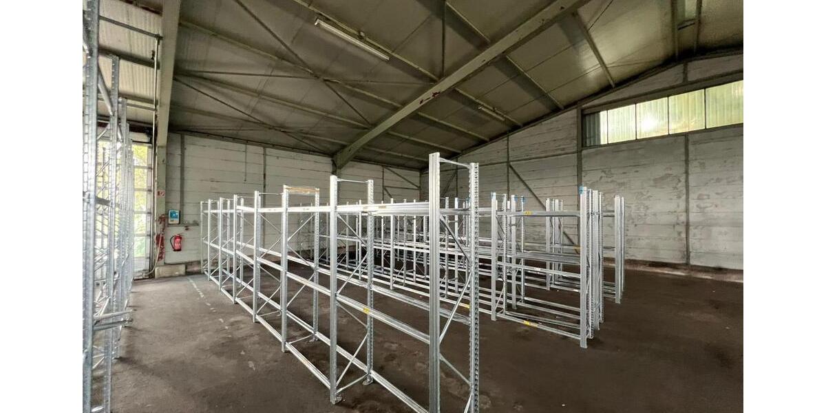 Lagerhalle in Hof mit Zufahrtsrampe und elektrischen Rolltoren – sofort verfügbar zimmer