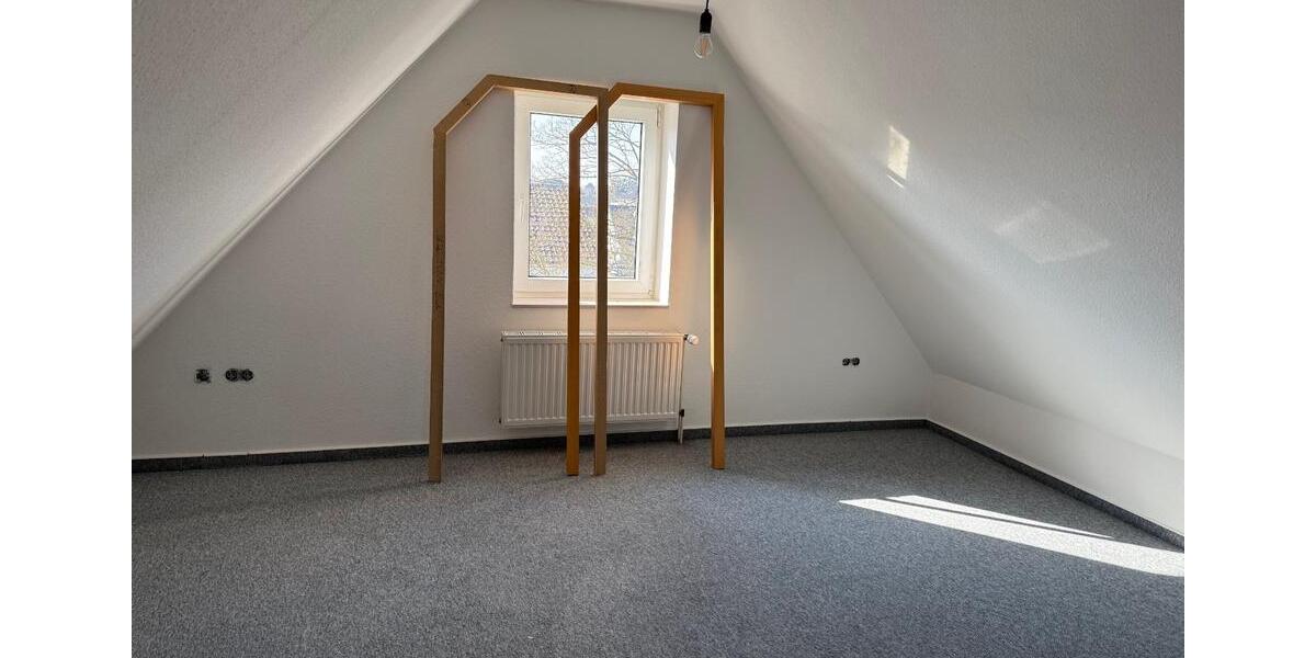 Helle, frisch renovierte Dachgeschosswohnung 5 zimmer