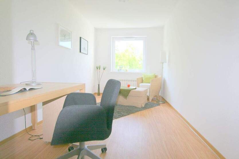 ** MODERNISIERTE 3 Zimmer Wohnung MIT GROßEM ESSPLATZ, BALKON UND NEUEM DUSCHBAD**