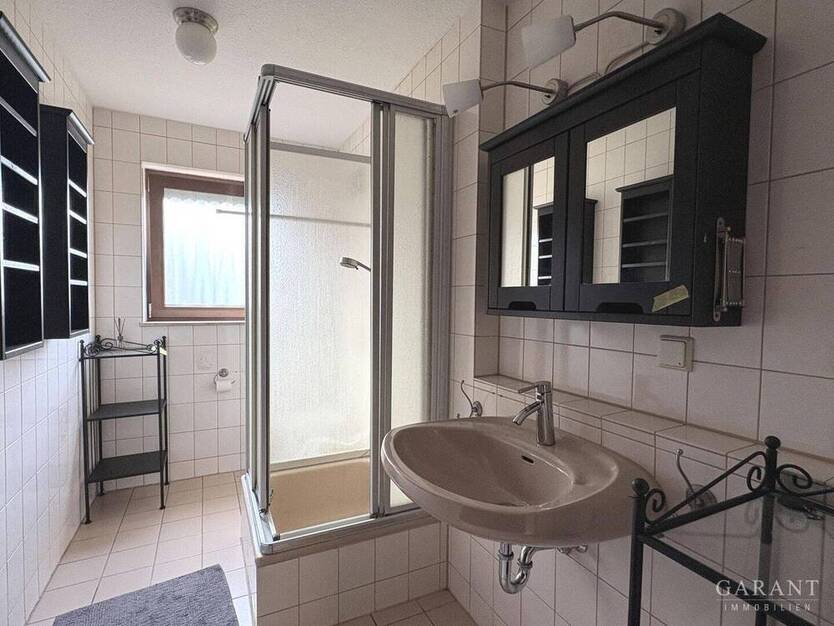 Großzügiges Haus mit zwei Garagen! 6 zimmer