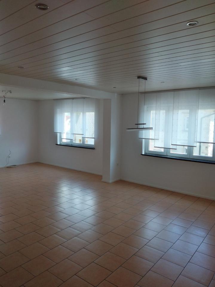Großz. Einfam.haus mit Einl.w., Hof, Garten, Garage in Gernach