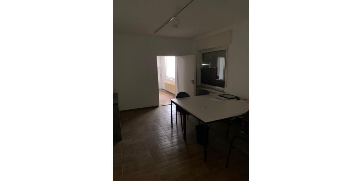 Lagerhalle mit Büroräumen zimmer