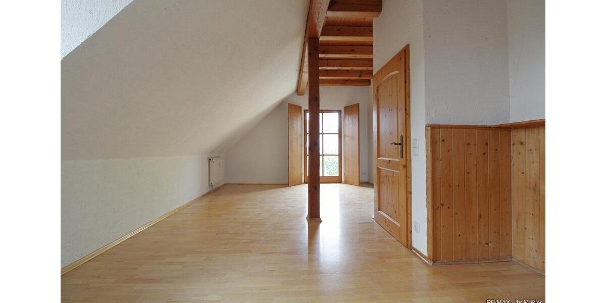 Etagenwohnung Roßtal - 4.5 Zimmer, 157 m&sup2;, 1.300&euro; | Angebot:26316253