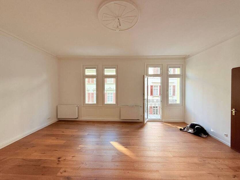 frisch sanierte 4 Zimmer Wohnung mit Balkon
