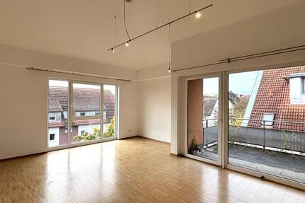 Helle attraktive 2-Zimmer-Wohnung mit hohen Decken und Balkon zimmer