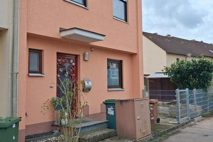 Haus Heilsbronn - 6 Zimmer, 122 m&sup2;, 1.050&euro; | Angebot:26214039