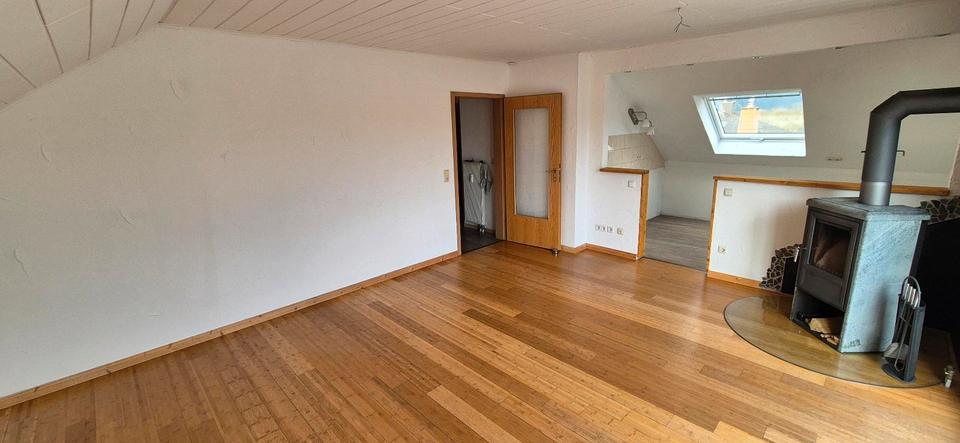 Dachgeschoßwohnung Erftstadt - 3 Zimmer, 70 m&sup2;, 750&euro; | Angebot:25255180