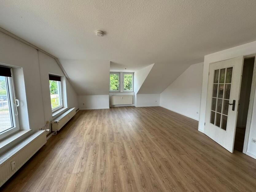 3-Zimmer Wohnung mit Einbauküche, Balkon u. Badewanne
