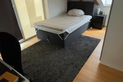 Helle Zimmer mit Balkon - Niederrad