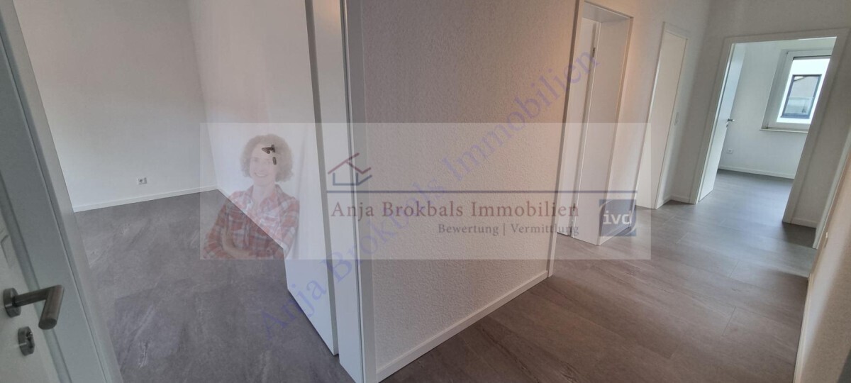 Modernisiert, zentral, ruhig, kl. Garage, 3- bis 4-Zimmer mit Balkon, Obergeschoss in einem Zweifamilienhaus 4 zimmer